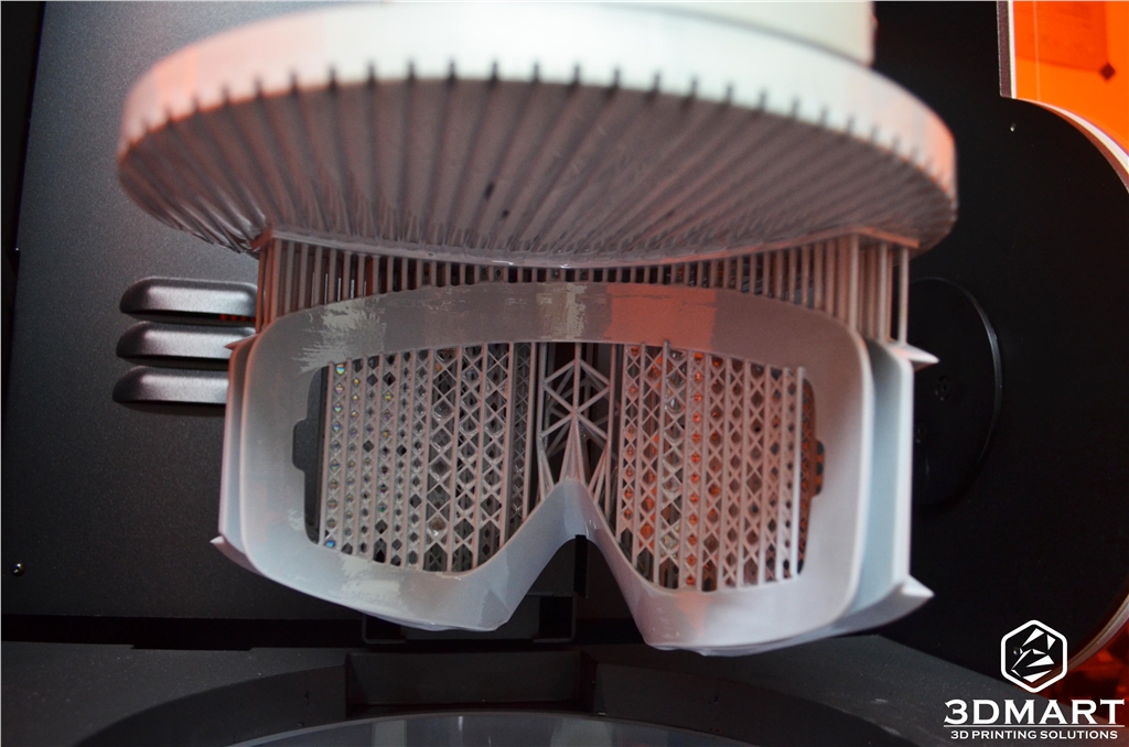 DWS XFAB光固化3D列印機 剛列印完成的眼鏡